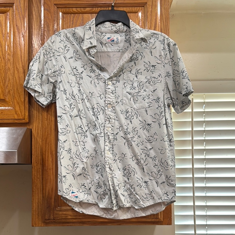 MEN’s Bermies Floral Print Men's button down Shirt size SMALL (36-38)